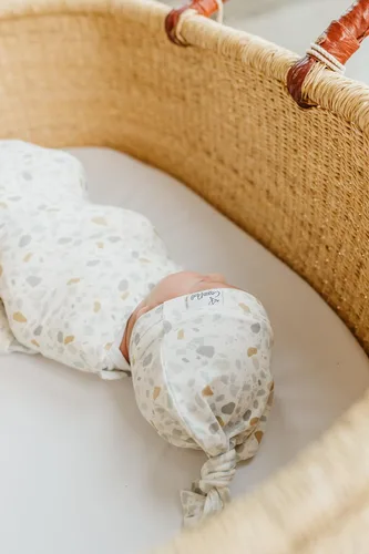 Vista 72 de Copper Pearl Gorro de bebé con nudo superior elástico suave Millie