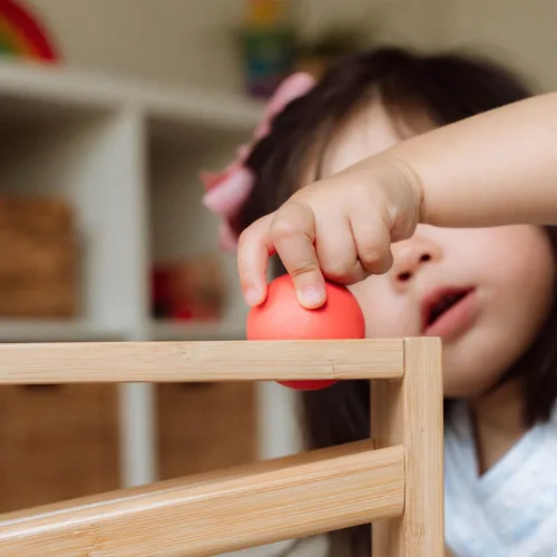 Vista 6 de Pista de bolas Montessori pequeña de madera - Juguetes de madera para niños de 3 años - Juguete educativo para bebés y niños pequeños - Pista