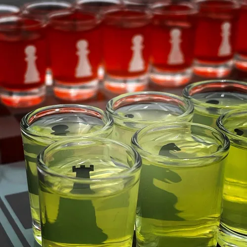 Vista 4 de Juego de ajedrez con vasos de chupito
