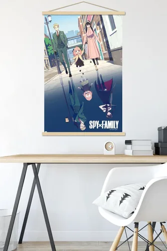 Vista 5 de Trends International Spy x Family - Póster de pared de arte familiar con llave, 22.37 x 34.00 pulgadas, paquete de impresión premium y colgador