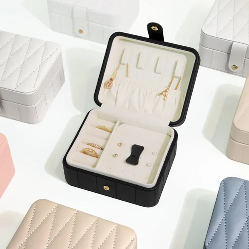 Vista 4 de KAMIER Organizador de viaje de joyería cajas de joyería portátiles de cuero acolchado con diamantes para mujeres y niñas organizador pequeño