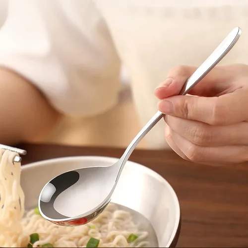 Vista 4 de 6 cucharones de sopa profundos con mango largo (6.9 pulgadas), cuchara de servir de acero inoxidable 18/10, cuchara grande de ramen, cuchara de sopa