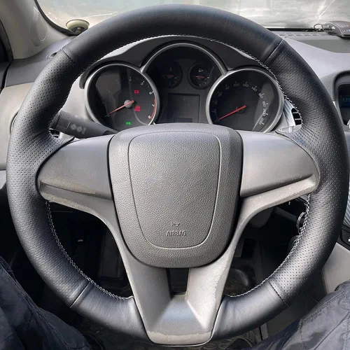 Vista 2 de Funda de volante cosida a mano para Chevrolet Cruze 2009-2014, funda de cuero negro para volante, protector de volante Negro (Black Line)