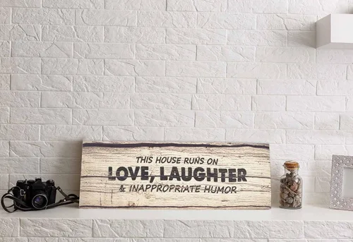 Vista 3 de Decoración de pared con citas en lienzo estirado, con texto en inglés «This House Runs On Love, Laughter & Inappropriate Humor», decoración de pared
