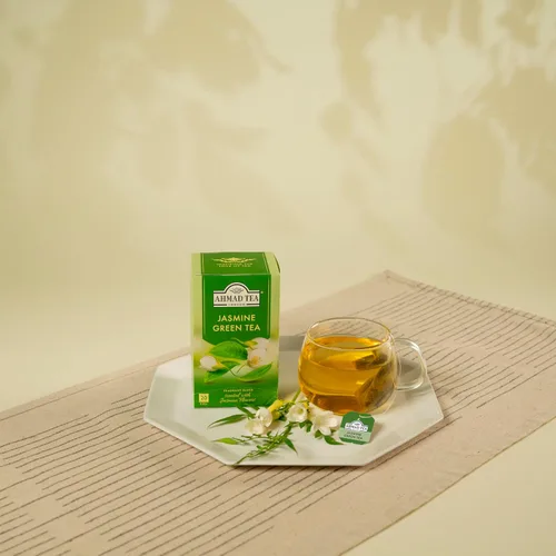 Vista 6 de Tés ingleses, "Té verde jazmín" - Tetera etiquetada y envuelta en papel de aluminio.