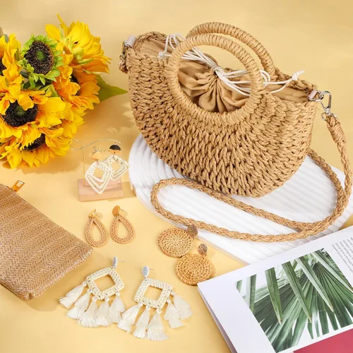 Vista 4 de Sweetude Bolso de mano de paja para mujer, juego de aretes de ratán, bolsa de paja de verano, playa, bolso bohemio, cartera tejida para vacaciones