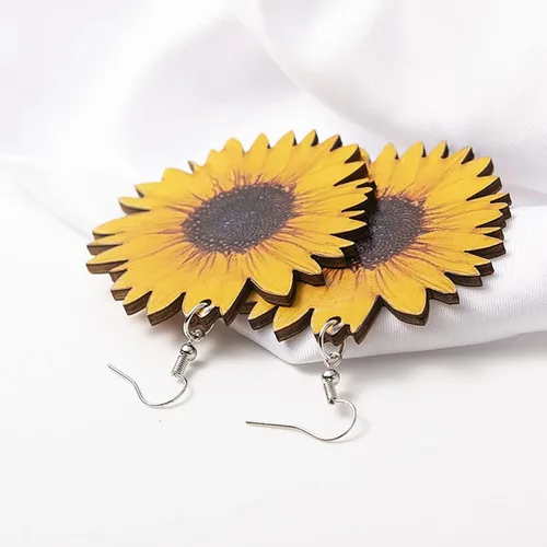 Vista 4 de Aretes colgantes con diseño de margarita de girasol amarillo y margarita con diseño de bandera estadounidense, aretes colgantes de madera