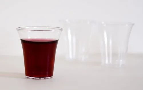 Vista 2 de Grace, vasos para comunión, caja de 1000 unidades, desechables de plástico, se ajustan a las charolas estándar de la Sagrada Comunión