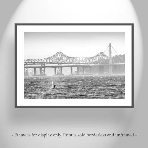 Vista 2 de Impresión de Windsurf en el puente de la bahía de Oakland en blanco y negro