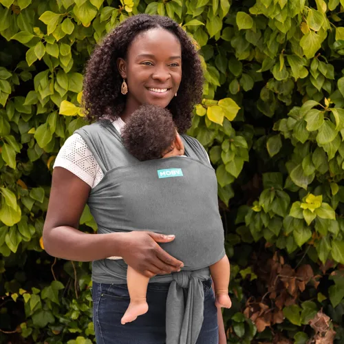Vista 6 de Porta bebé Moby Baby Wrap para recién nacidos a niños pequeños (8-15kg), porta bebé en cabestrillo, diseño ultra ligero y manos libres, ajustable