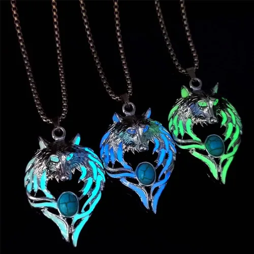 Vista 4 de Collar de lobo para mujeres y hombres, collar luminoso con colgante de cabeza de lobo vikingo, regalo de Halloween, joyería que brilla