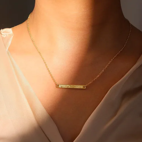 Vista 2 de Collar coordinado para mujer, colgante de barra de longitud de latitud grabada, de acero inoxidable, delicada, minimalista, con ubicación