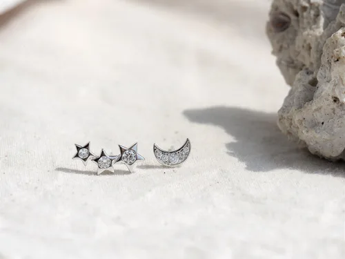 Vista 3 de Aretes de tuerca de plata de ley, delicadas mini barras, perno de rayo, luna, estrella, estallido, tres aretes de tuerca, 3 colores disponibles