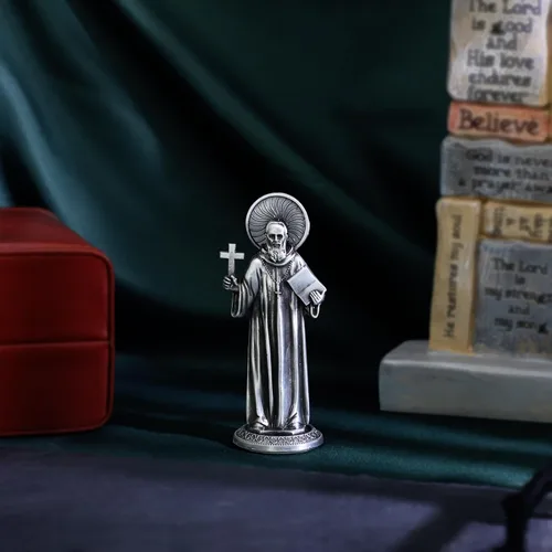 Vista 2 de KOMI Estatua de San Benito Sosteniendo Cruz y Regla Decoraciones para Tablero del Automóvil Bendice Regalo de Seguridad de Conducción