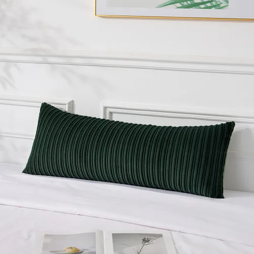 Vista 170 de UGASA - Fundas de almohada decorativas de terciopelo suave y sólidas de Navidad para sala de estar/sofá, 16 x 16 pulgadas, 2 unidades, color burdeos