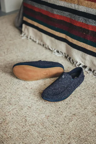 Vista 6 de OLUKAI Moloa Hulu - Pantuflas de mezcla de lana para hombre, zapatos de punto suaves y jaspeados, zorros de piel de gamuza, diseño de tacón caído