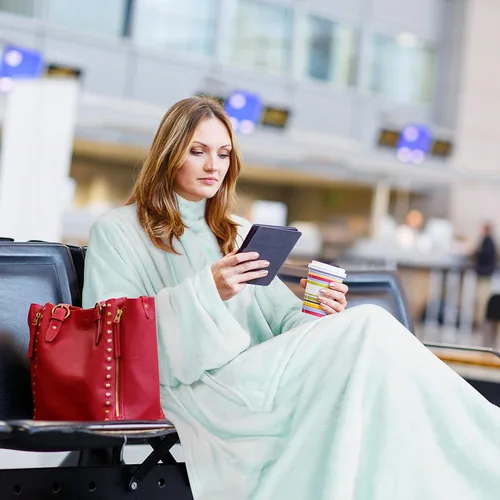 Vista 2 de Solaris Manta Vestible de Viaje con Mangas, 2 en 1, Manta de Almohada de Avión Plegable para Adultos, Mujeres y Hombres, Manta Corporal Suave