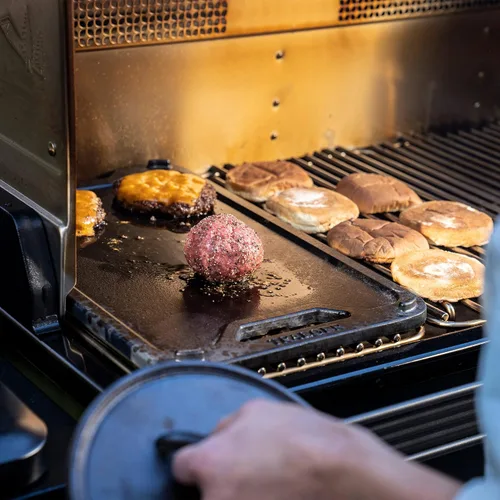 Vista 4 de Traeger Grills BAC609 ModiFIRE Accesorio de Plancha Reversible de Hierro Fundido para Parrilla
