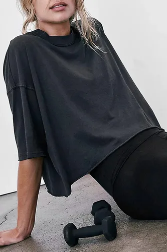 Vista 4 de Camisetas cortas de entrenamiento de gran tamaño para mujer, estilo casual, de manga corta, hombros caídos, con dobladillo enrollable, básicas