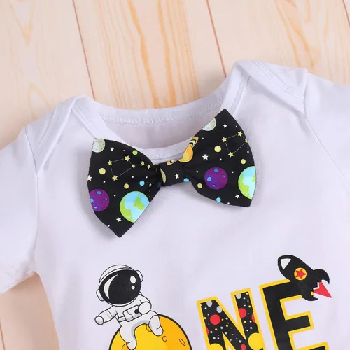 Vista 5 de IMEKIS Traje espacial de primer cumpleaños para bebés niños + pantalones cortos con tirantes, astronautas, accesorios para fotos