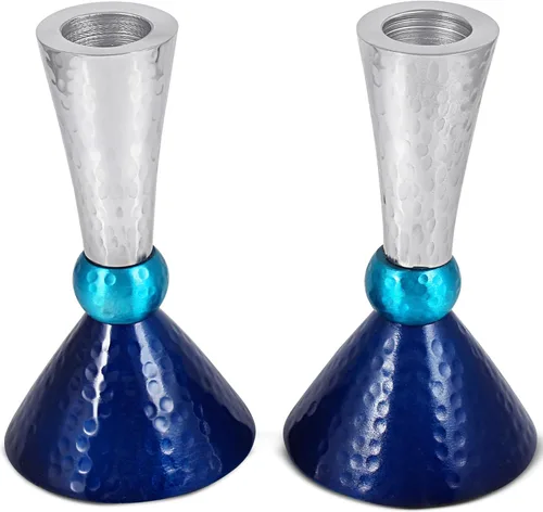 Vista 5 de Zion Judaica - Juego de portavelas clásico con acabado martillado de metal anodizado, se adapta a velas gruesas cónicas y shabat, tonos azules