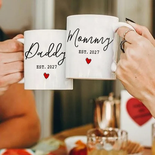 Vista 2 de Dnuiyses EST 2027 - Juego de tazas de café para papá y mamá, regalos para mamá por primera vez, regalo de papá por primera vez, regalos de tazas