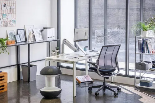 Vista 2 de Humanscale Diffrient Smart Chair Respaldo de malla negra monofilamento y asiento negro Corde 4 Marco negro con ribete negro Brazos Duron