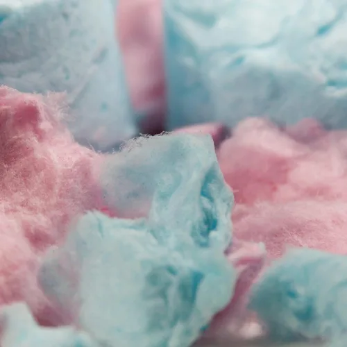 Vista 3 de Snacktery Algodón de azúcar rosa y azul: experimenta la dulzura de la feria con algodón de azúcar a granel con sabor a fresa y frambuesa azul, caja
