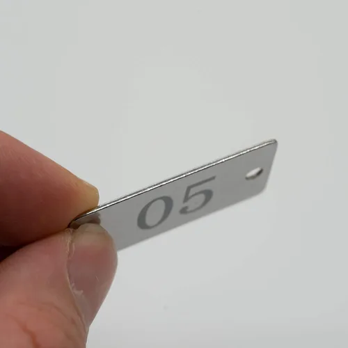 Vista 4 de Etiquetas numeradas rectangulares de acero inoxidable con dos agujeros (1-10)