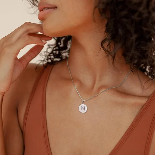 Vista 2 de YL Collar con inicial para mujer, plata de ley 925, colgante redondo pulido de la A-Z