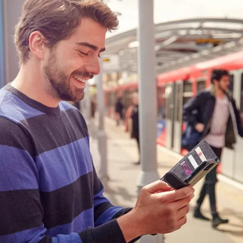 Vista 7 de Snugg Funda tipo cartera para iPhone 15 Plus – Funda plegable con 3 ranuras para tarjetas, cierre magnético y función de soporte para teléfono