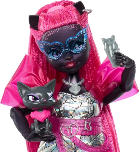 Vista 3 de Muñeca Monster High Catty Noir con gato mascota Amulette y accesorios como mochila, libro de música, micrófono y más
