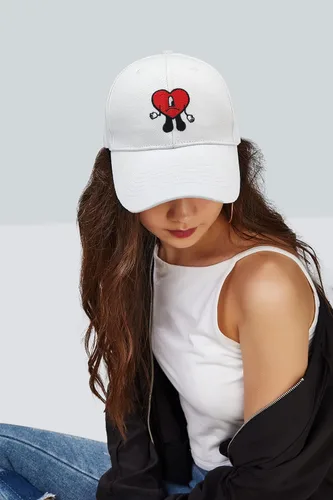 Vista 2 de Gorro de béisbol de algodón con diseño de conejo de Bad Rabbit Reggaeton Happy Easter unisex bordado ajustable