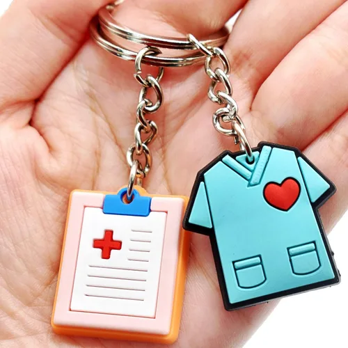Vista 2 de Gibleitz Llavero a granel para enfermeras, 30 unidades, diferentes llaveros médicos, mochila de PVC 2D, llavero lindo para regalo de semana