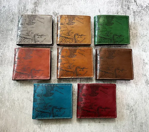 Vista 9 de Billetera vintage hecha a mano para hombre – Cuero auténtico plegable con grabado de mapa, regalo personalizable, Castaño, medio, Billetera plegable