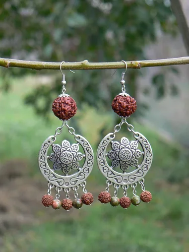 Vista 4 de Aretes de mandala con cuentas de Rudraksha y piedras de unakita, hechos a mano, flor de Shakti, semillas reales de 5 Mukhi Rudraksh, joyería