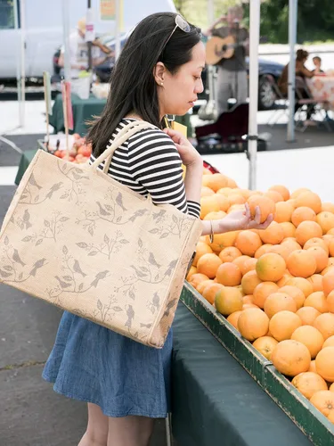Vista 2 de Bolsa de mano de yute KAF Home para el mercado con asas, Talla única