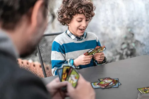 Vista 2 de Mattel Games UNO Minecraft - Juego de cartas con caja de almacenamiento, a