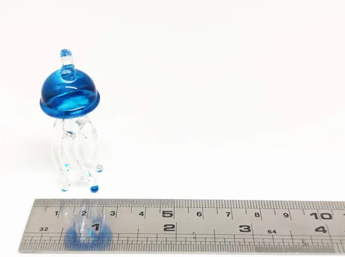 Vista 2 de Figuras diminutas de medusas de vidrio soplado, pintado a mano, animales marinos, regalo coleccionable para decorar adorno (azul transparente)