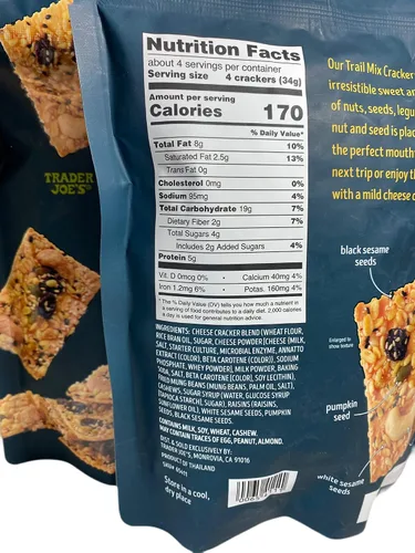 Vista 2 de Trader Joe's Trail Mix - Galletas con frijoles mungos, semillas, anacardos, pasas y queso (paquete de 3)