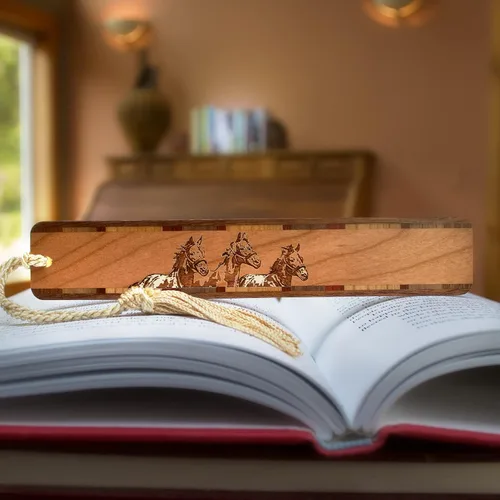 Vista 3 de Marcador de madera grabado con borla, también disponible sin personalización