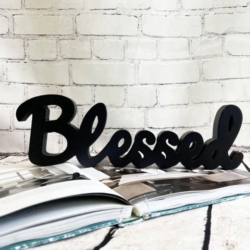 Vista 4 de YUMBOR - Letrero de madera negra con recorte de texto en inglés «Blessed Freely Stand» para decoración de mesa de cocina, mesa, chimenea, mantel