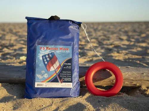 Vista 4 de In the Breeze 2980 Patriot Wave 7.5 Parafoil Kite, 28" W x 36" H x 10" D