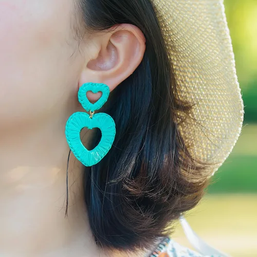 Vista 4 de Aretes de rafia de corazón, bonitos aretes bohemios, hechos a mano, joyería de amor de verano para mujer