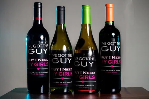 Vista 3 de 12 etiquetas autoadhesivas fáciles de usar para botellas de vino/cerveza de boda