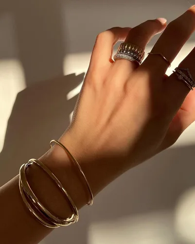 Vista 2 de Daisy Bloom Brazalete chapado en oro para mujer pulsera redonda de 018 pulgadas de grosor