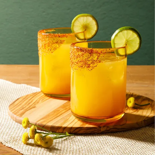 Vista 2 de bloomhouse Sayulita Spring Juego de 4 Piezas Hecho a Mano de 16 OZ Vidrio de Color Ámbar Double Old Fashioned Set con Cuatro Posavasos