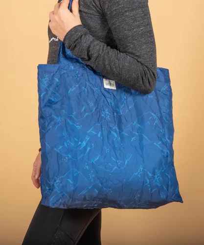 Vista 2 de HAIKU Bloom Packable, bolsa de viaje para compras/bolsa de comestibles reutilizable hecha de productos respetuosos del medio ambiente