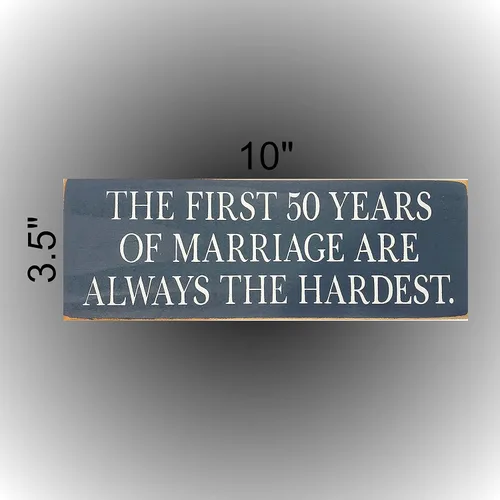 Vista 6 de Los primeros 50 años de matrimonio son los más difíciles" – Hecho de pino nudoso sólido y madera envejecida – Decoración de pared con plantilla