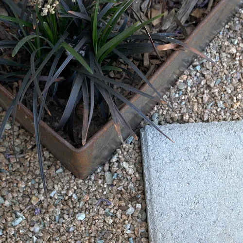 Vista 8 de Edge Right - Borde de acero para jardines con martillo - Tiras de 48" - Profundidad de 6" con parte superior redondeada de 1/4" de acero COR-Ten
